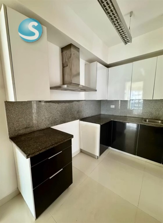 Apartamento amplio en venta en Ensanche Naco, piso alto