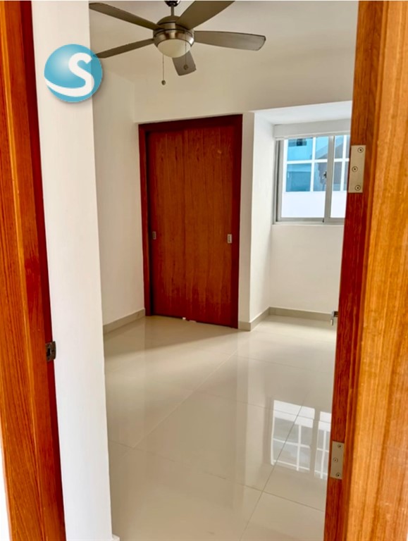 Apartamento amplio en venta en Ensanche Naco, piso alto en República Dominicana