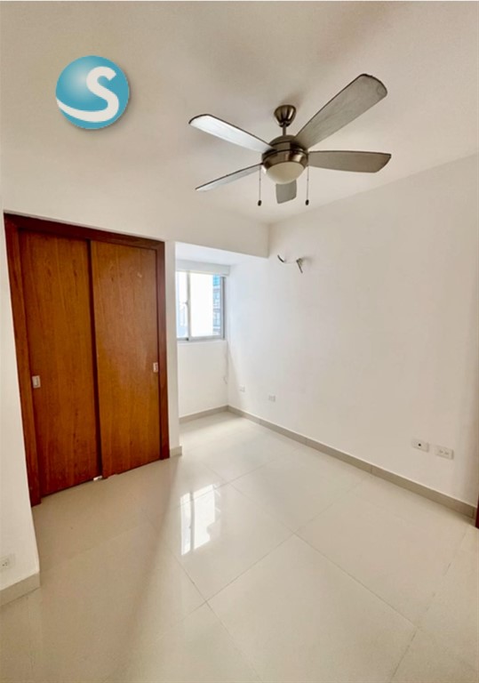 Apartamento amplio en venta en Ensanche Naco, piso alto en República Dominicana