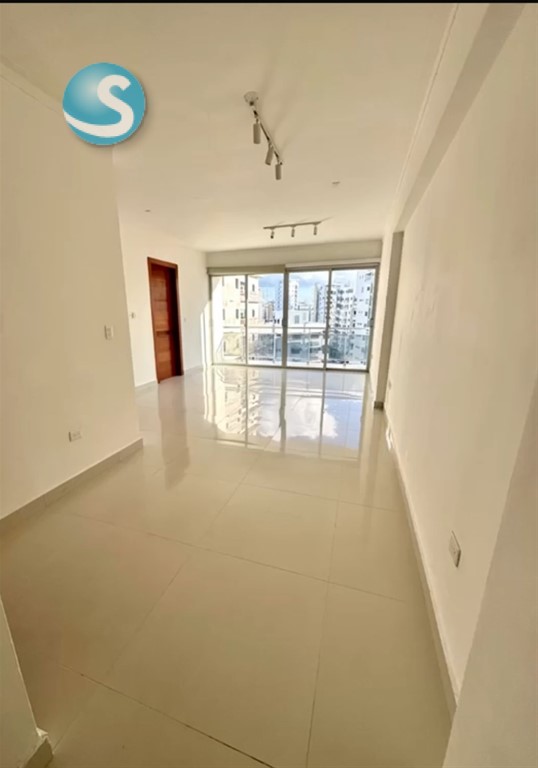 Apartamento amplio en venta en Ensanche Naco, piso alto en República Dominicana