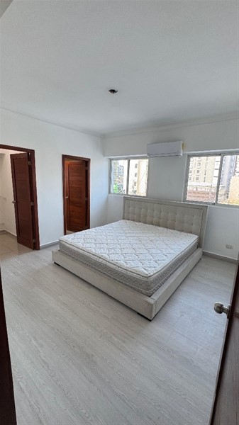 Apartamento funcional en venta en Evaristo Morales en República Dominicana