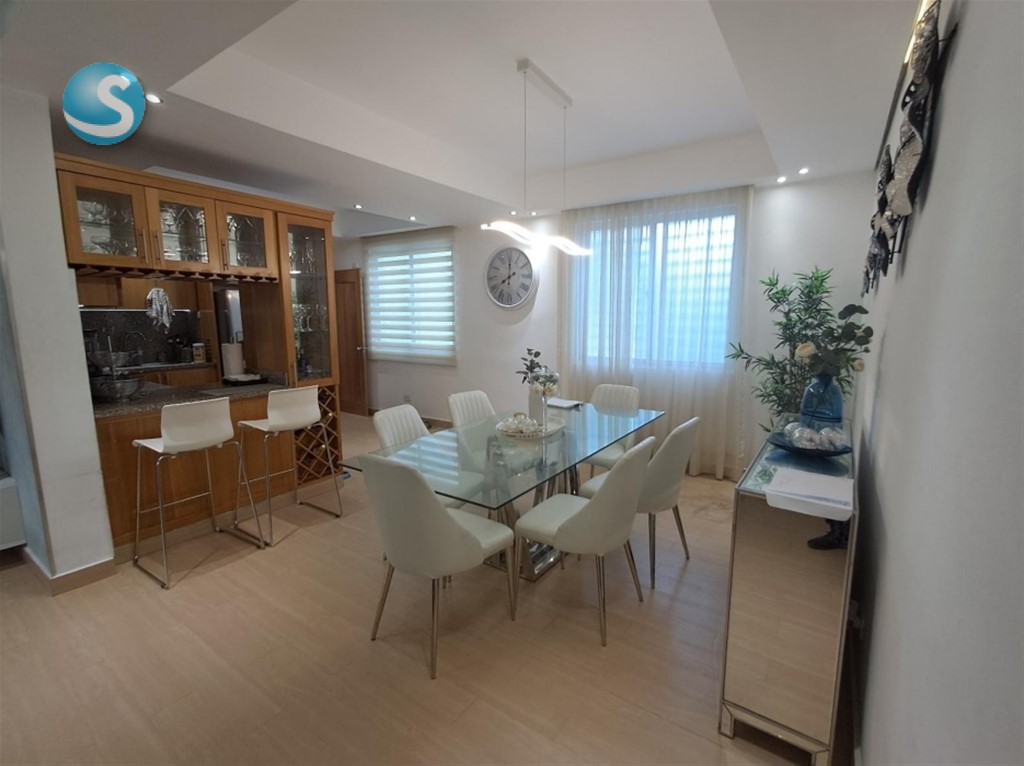 Apartamento en venta en El Condado, 154 m², balcón y parqueos en República Dominicana