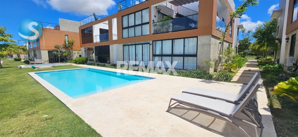 Apartamento en venta con terraza y vista al golf en Vista Cana