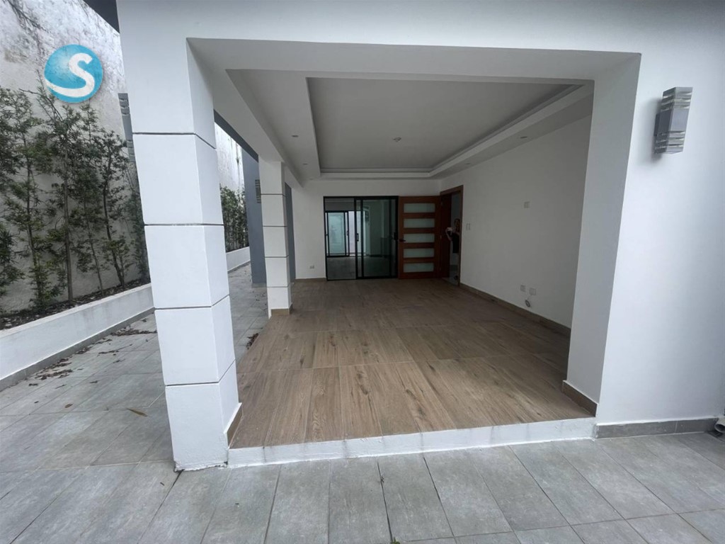 Casa amplia de tres niveles en Cerros de Arroyo Hondo III en República Dominicana