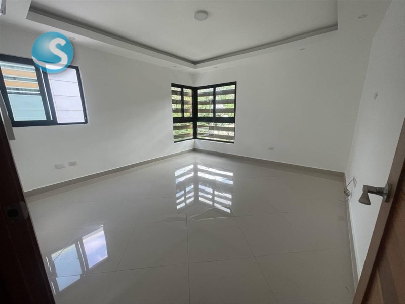 Casa amplia de tres niveles en Cerros de Arroyo Hondo III en República Dominicana