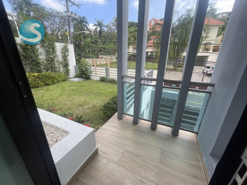 Casa amplia de tres niveles en Cerros de Arroyo Hondo III en República Dominicana