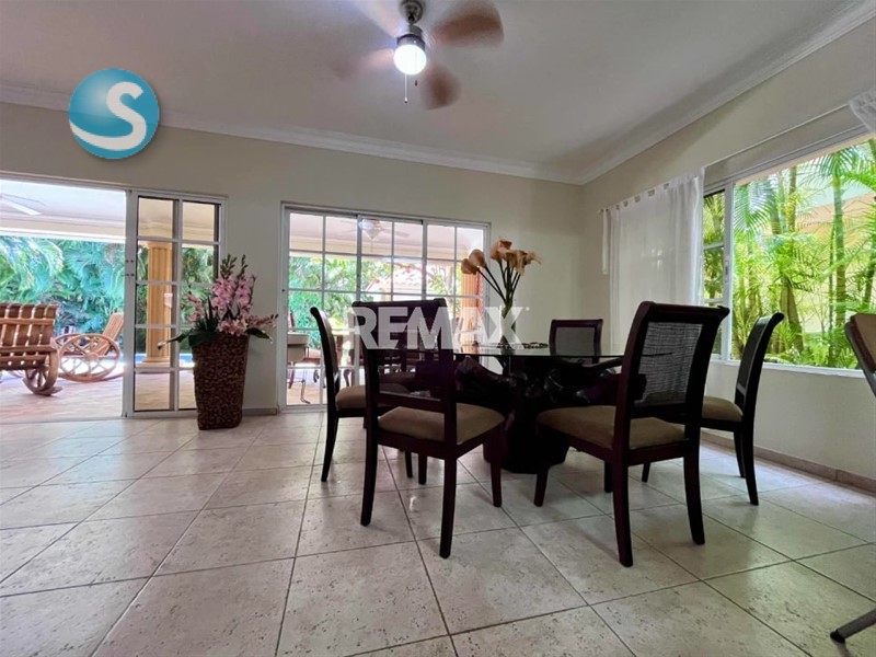 Casa en venta en Juan Dolio, 2 niveles y piscina privada en República Dominicana