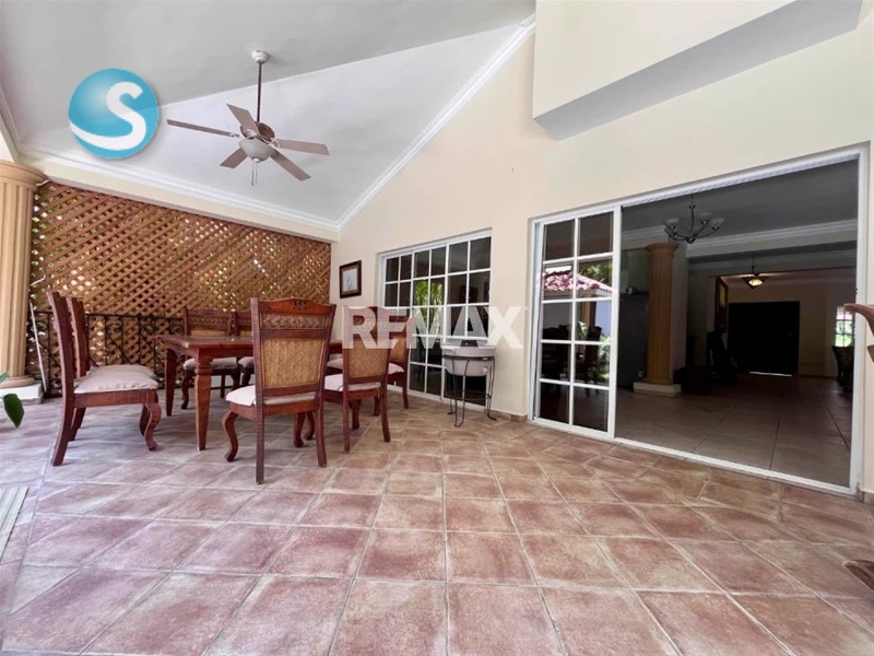 Casa en venta en Juan Dolio, 2 niveles y piscina privada en República Dominicana