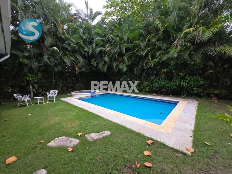 Casa en venta en Juan Dolio, 2 niveles y piscina privada en República Dominicana