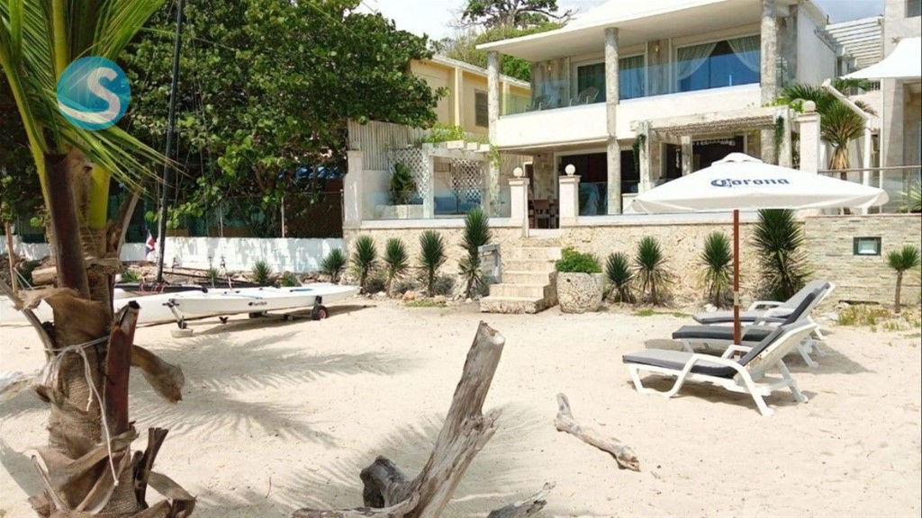 Villa amueblada en venta en Juan Dolio, espaciosa y privada