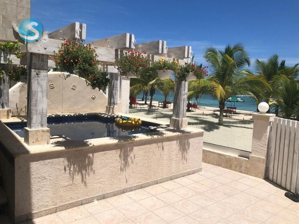 Villa amueblada en venta en Juan Dolio, espaciosa y privada en República Dominicana