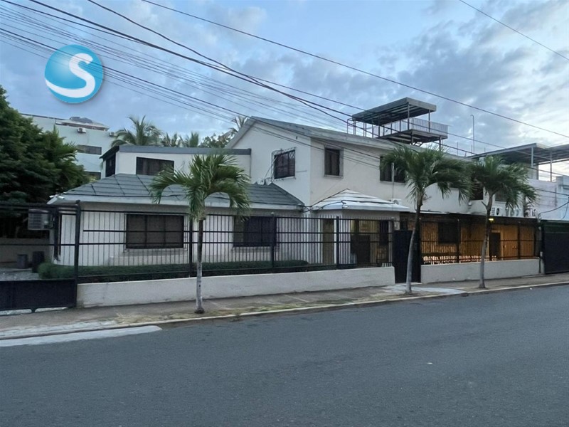Casa Amplia en Venta y Alquiler en Gazcue, Santo Domingo en República Dominicana