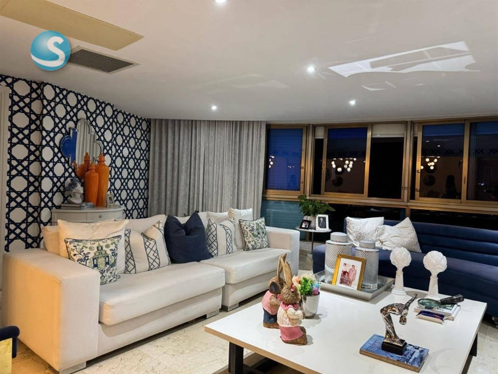 Apartamento espacioso en venta en piso alto de Ensanche Naco en República Dominicana