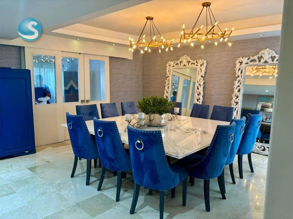 Apartamento espacioso en venta en piso alto de Ensanche Naco en República Dominicana
