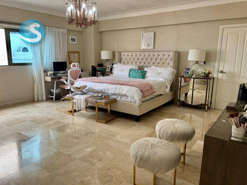 Apartamento espacioso en venta en piso alto de Ensanche Naco en República Dominicana