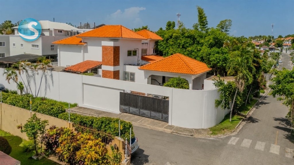 Casa amplia en venta en Arroyo Hondo II, Santo Domingo
