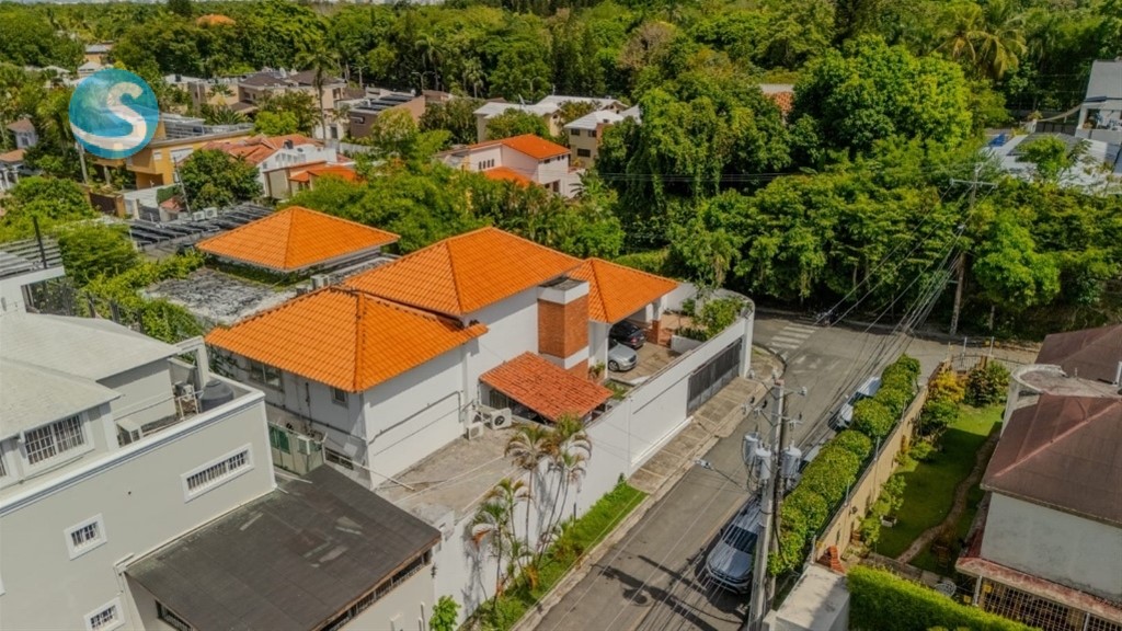 Casa amplia en venta en Arroyo Hondo II, Santo Domingo en República Dominicana