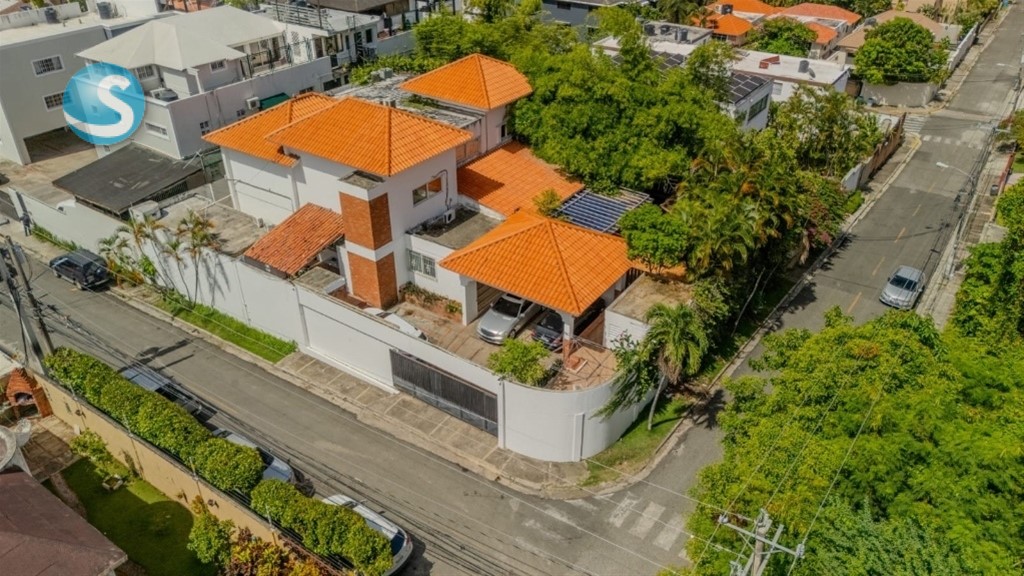 Casa amplia en venta en Arroyo Hondo II, Santo Domingo en República Dominicana