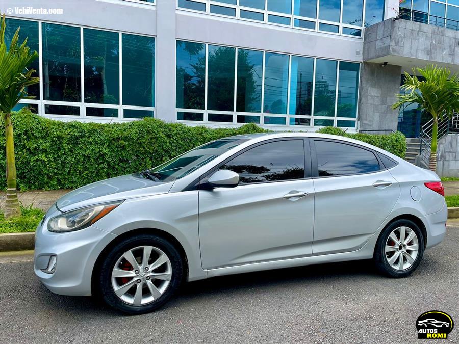 Hyundai Accent modelo 2012 vehículo compacto en República Dominicana