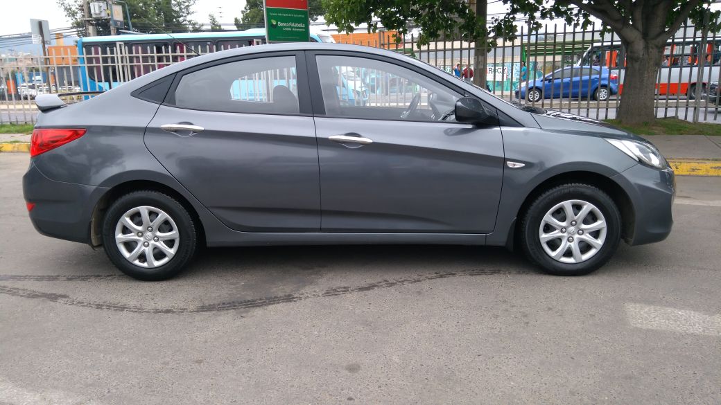 Hyundai Accent modelo 2012 vehículo compacto en República Dominicana