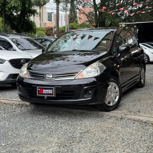 Nissan Tiida Hatchback 2012 modelo compacto