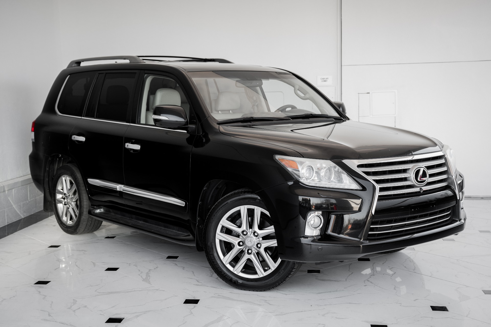 Lexus LX 570 2013 SUV de lujo