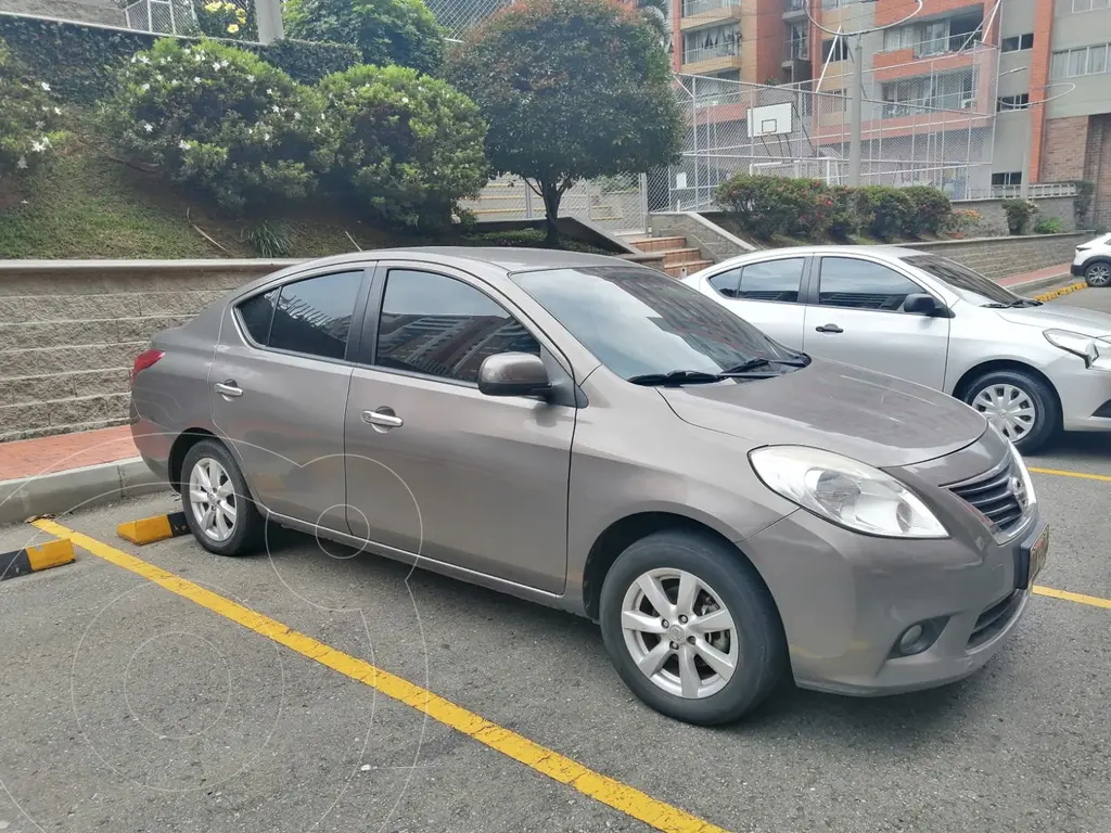 Nissan Versa SV modelo 2014 vehículo sedan en República Dominicana