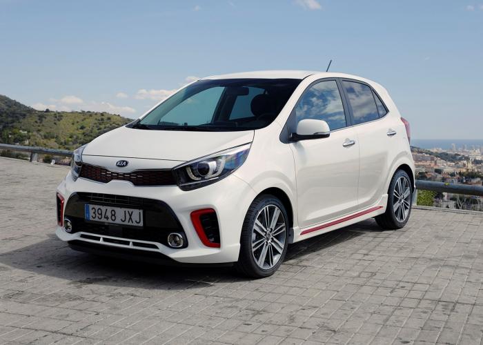 Kia Rio modelo 2015 sedán compacto en República Dominicana