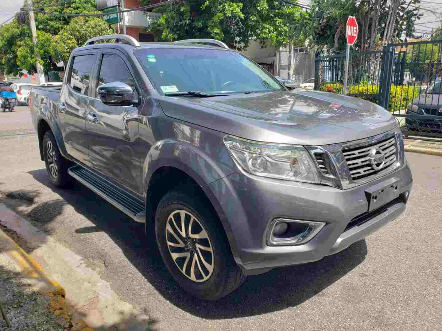 Nissan Frontier modelo 2016 camioneta pickup