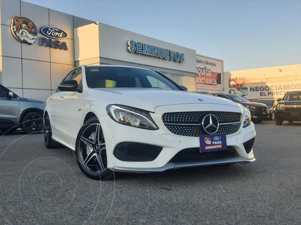 Mercedes-Benz Clase C300 4MATIC 2017 Sedán en República Dominicana