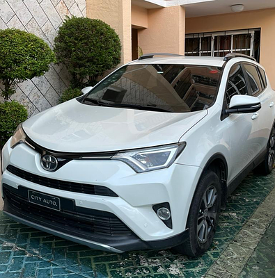 Toyota RAV4 LE 2017 SUV Blanco Perla en República Dominicana