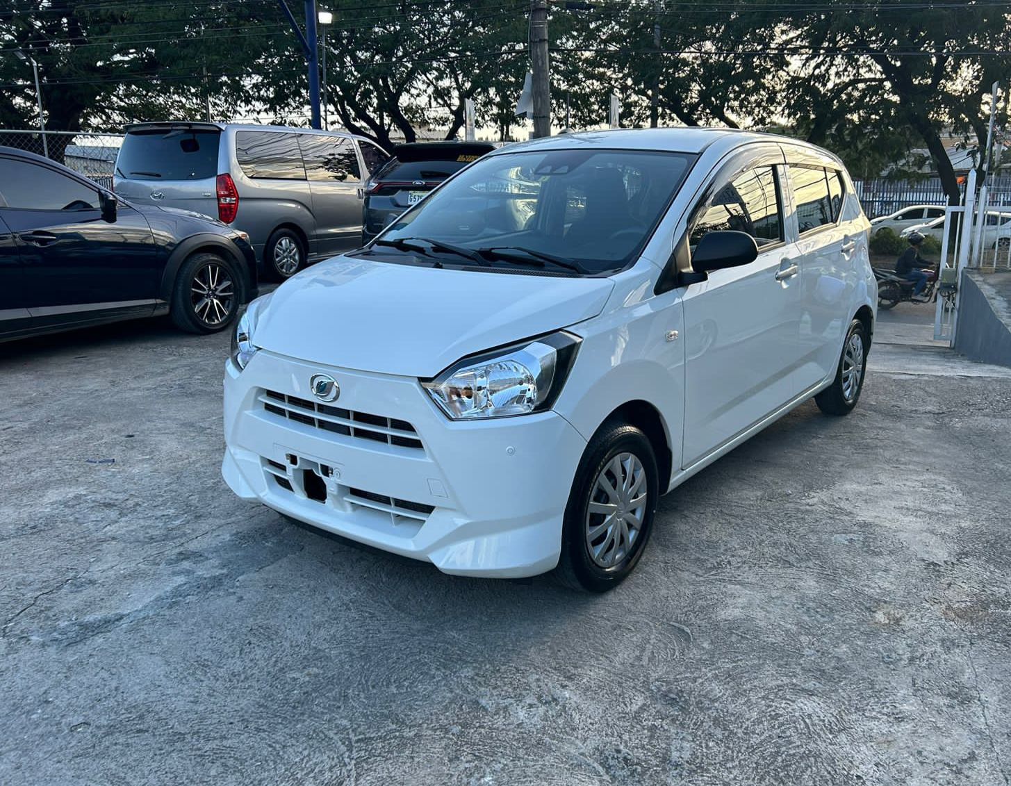 Daihatsu Mira 2019 Modelo Japonés Automóvil en República Dominicana