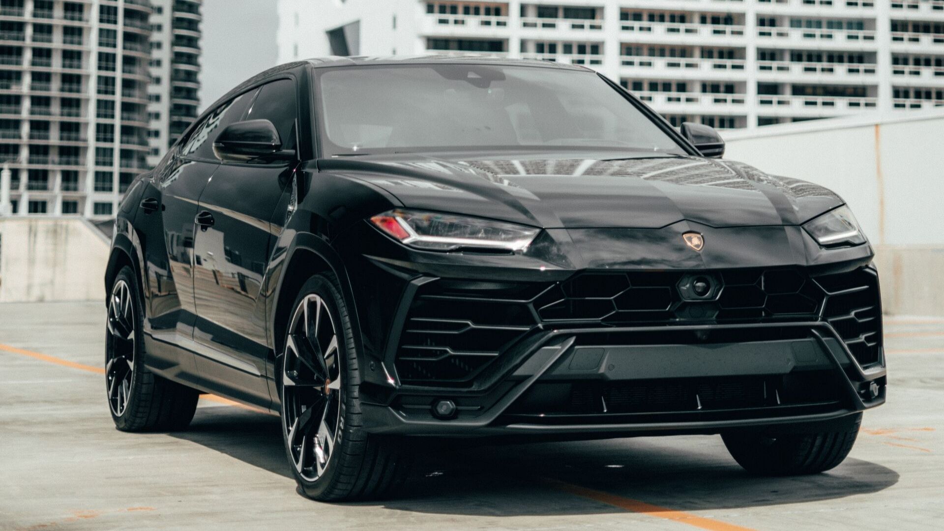 Lamborghini Urus 2019 SUV negro con envoltura verde
