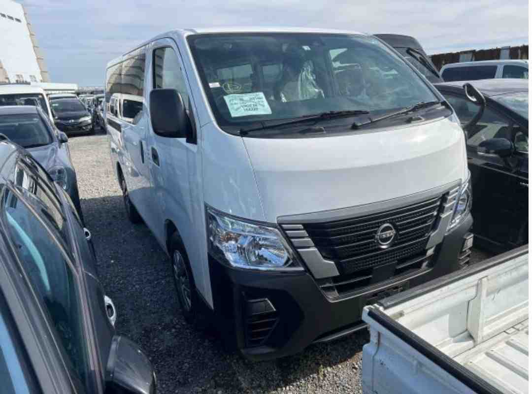 Nissan Urvan NV350 modelo 2023 furgoneta comercial