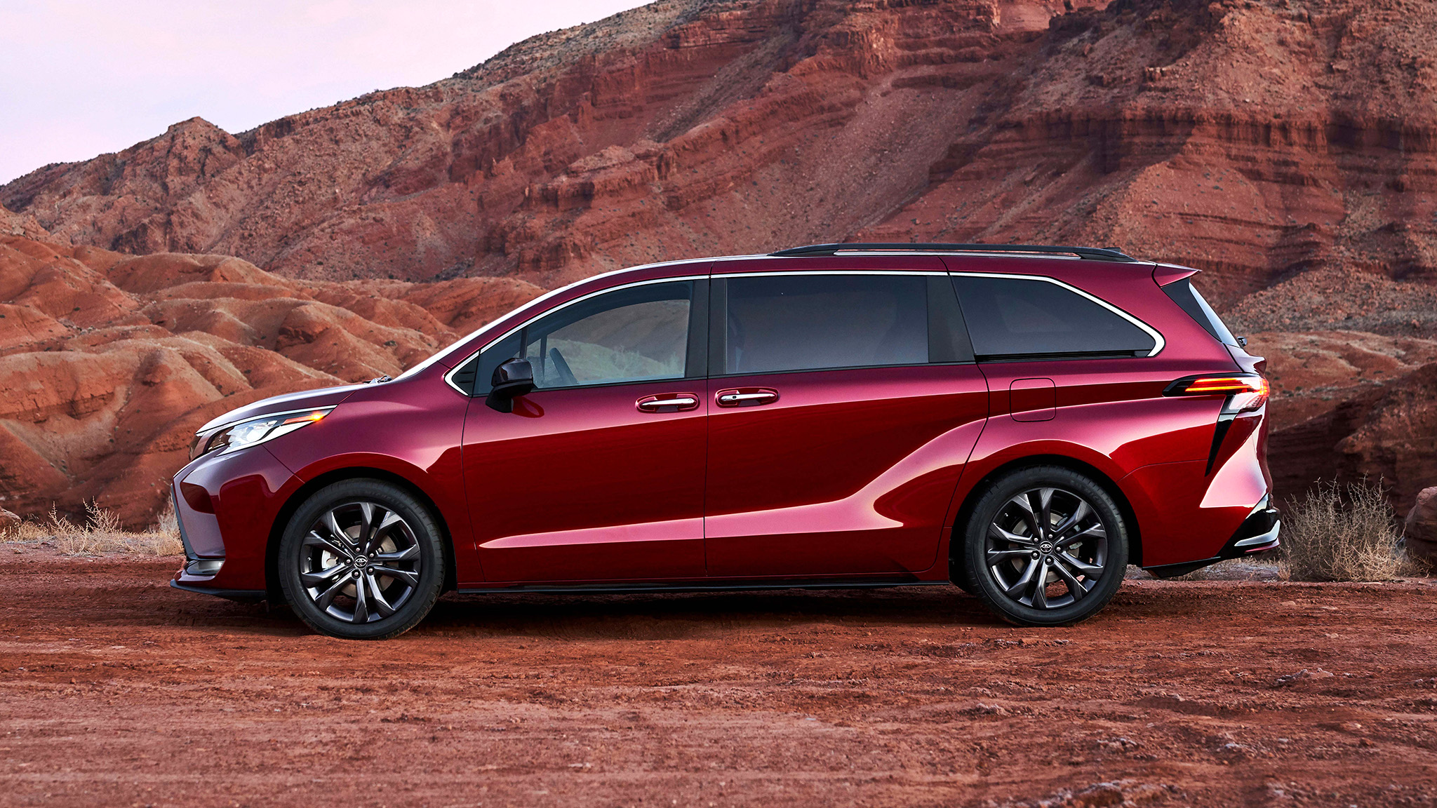 Toyota Sienna XLE 2023 Minivan Rojo Vino en República Dominicana