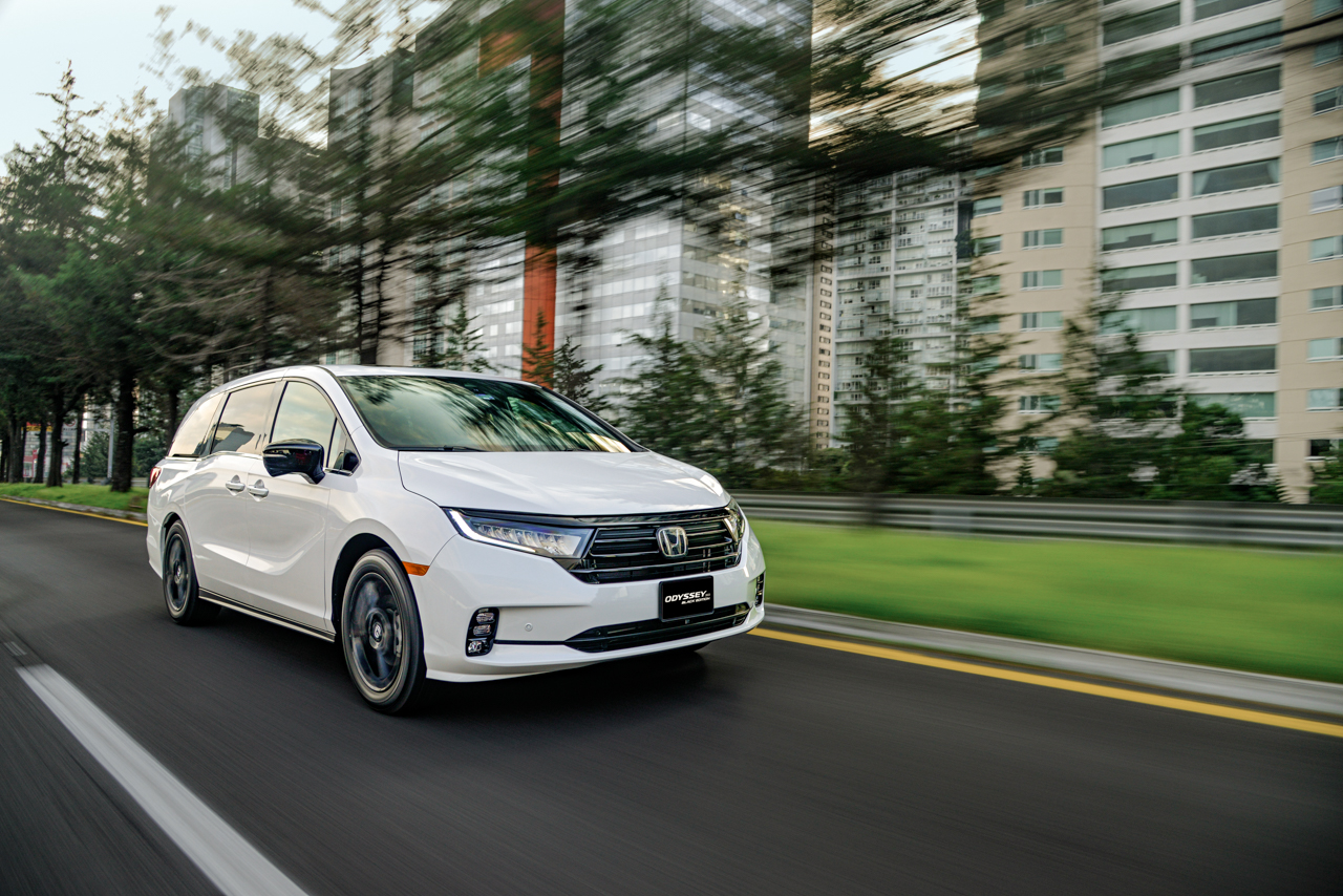 Honda Odyssey Touring 2023 Minivan