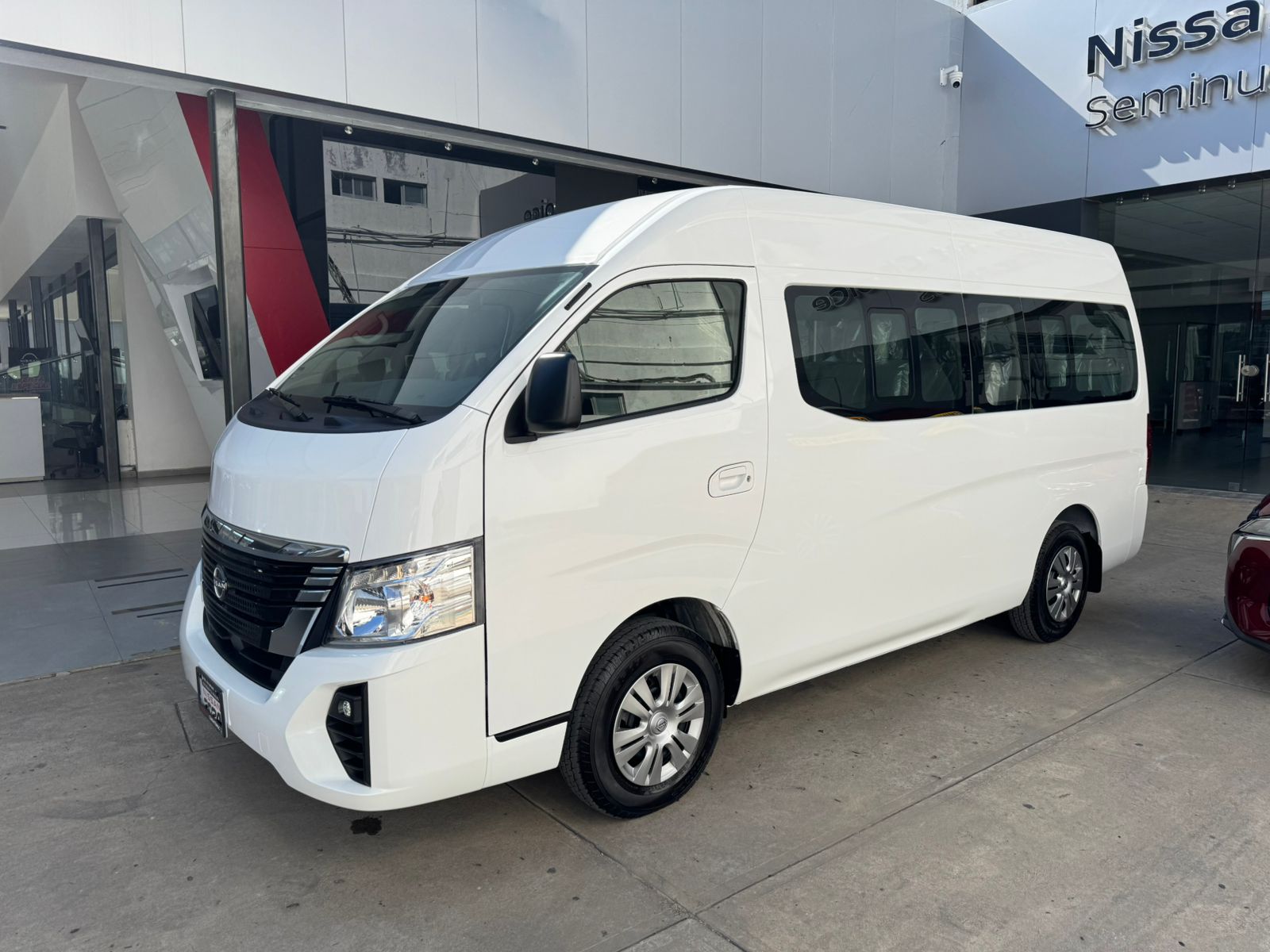 Nissan Urvan modelo 2024 vehículo comercial