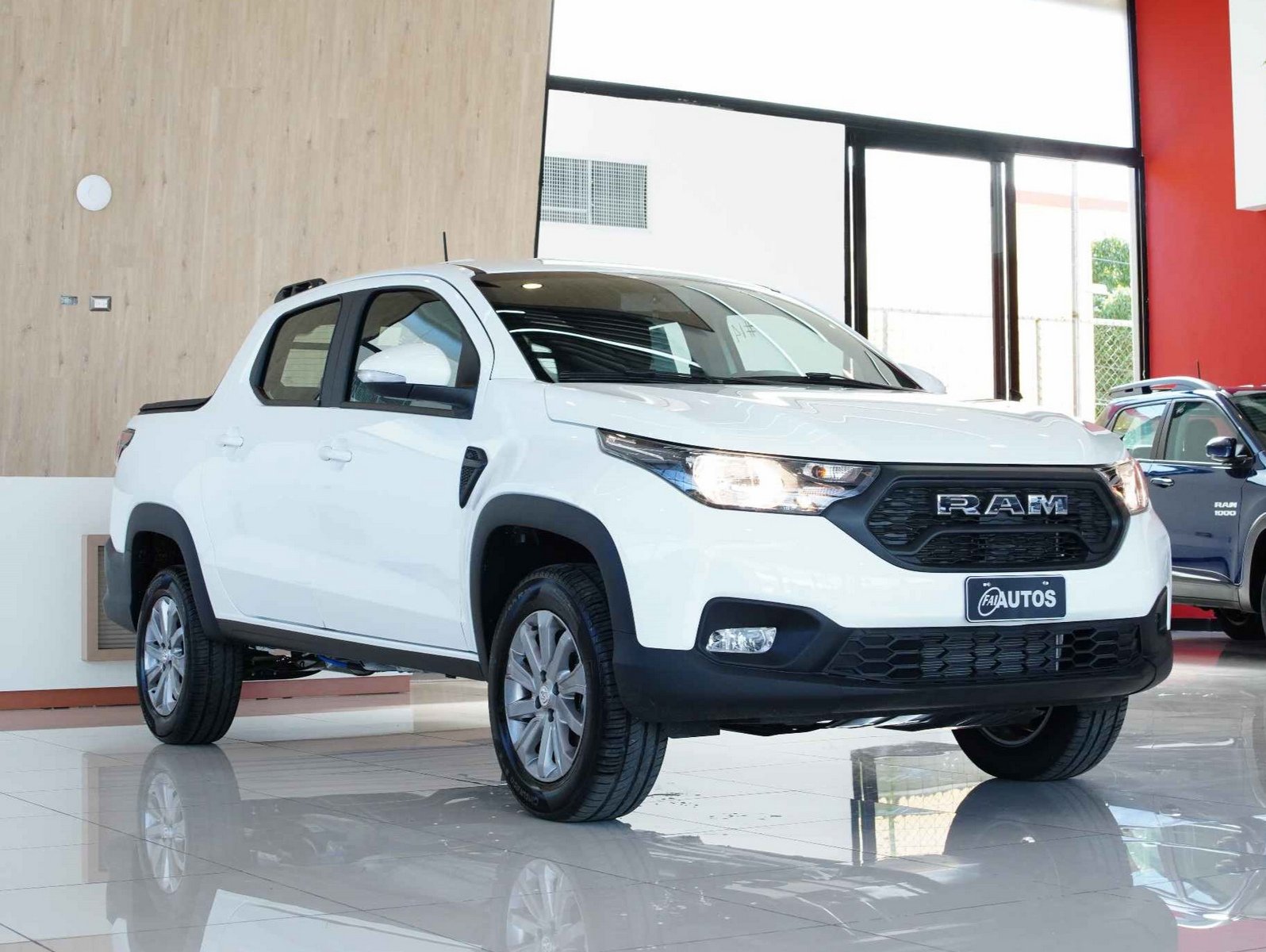 Ram 700 SLT modelo 2024 camioneta