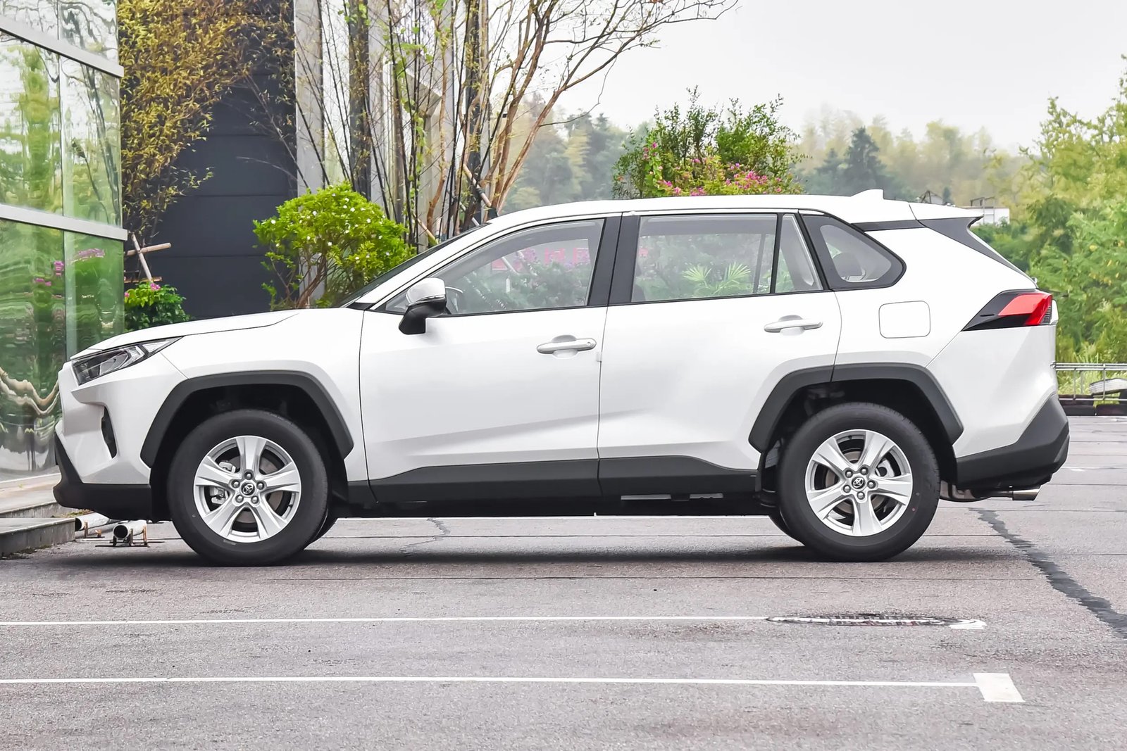 Toyota RAV4 XLE modelo 2024 SUV