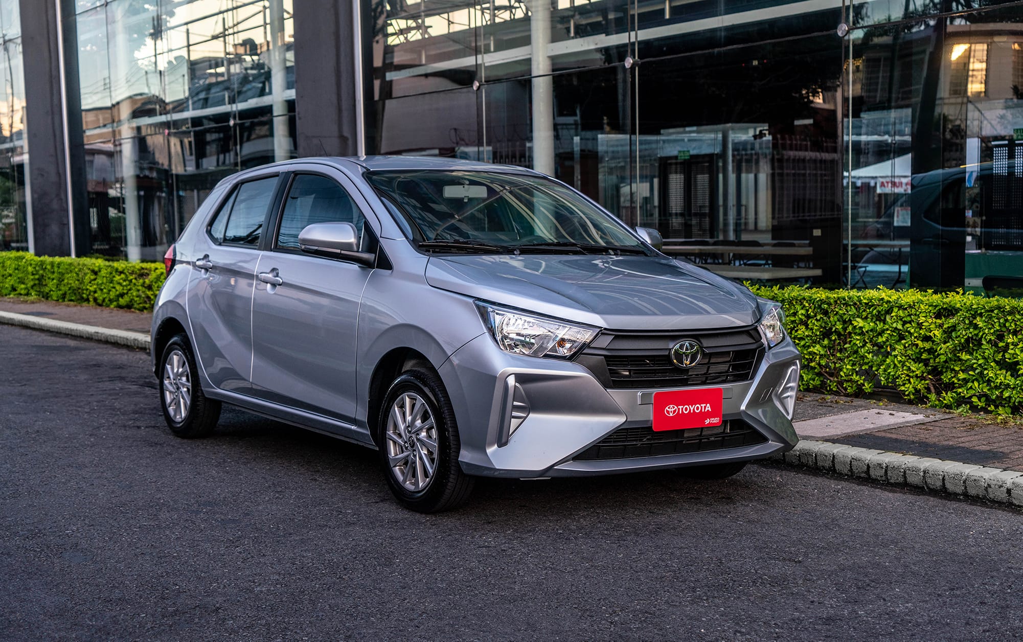 Toyota Agya 2025 vehículo compacto