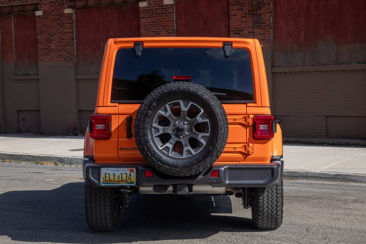 Jeep Wrangler Sahara 2025 SUV