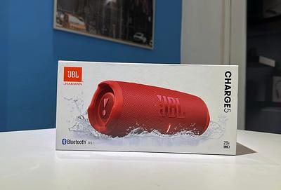 JBL Charge 5 Bocina Bluetooth Negra y Roja en República Dominicana