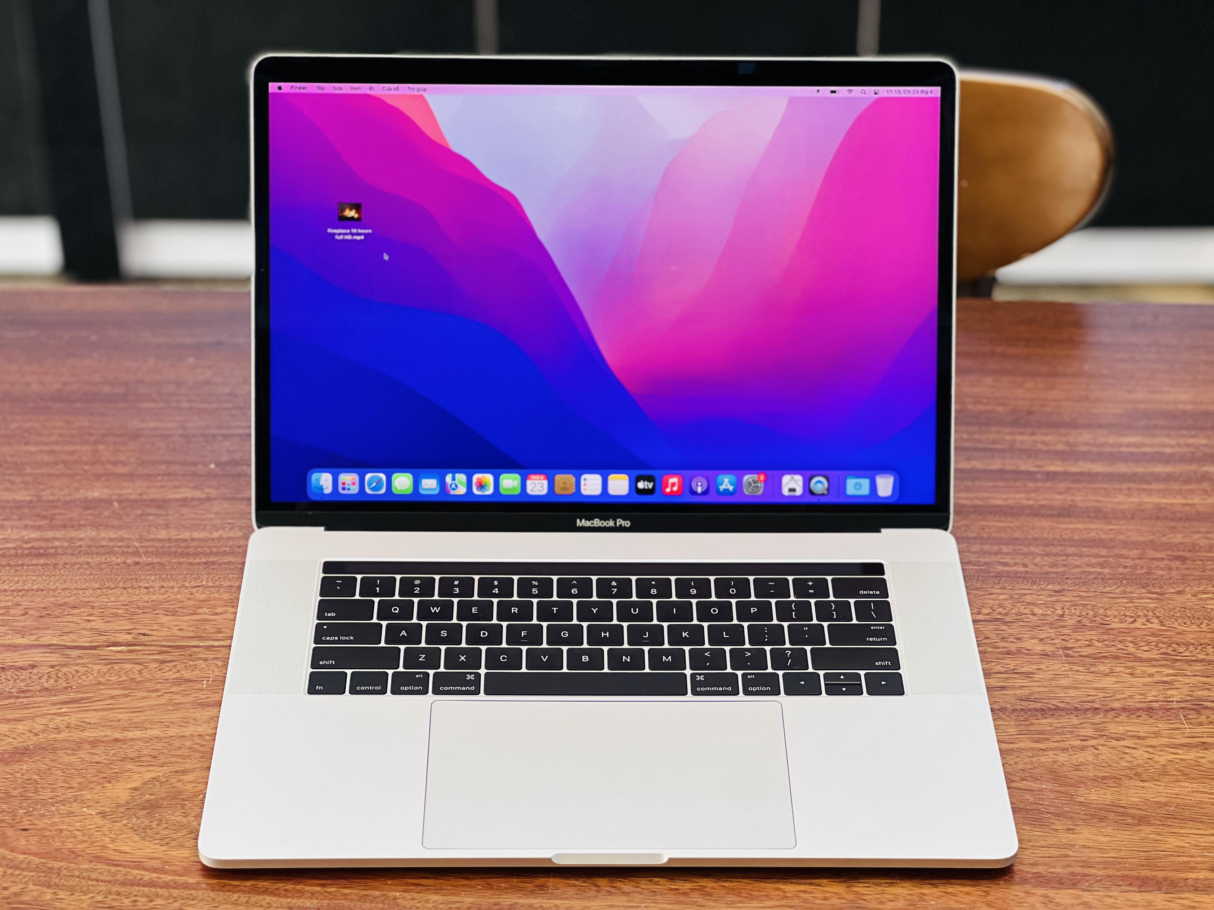 MacBook 2016 en buen estado con bisagras ligeramente sueltas