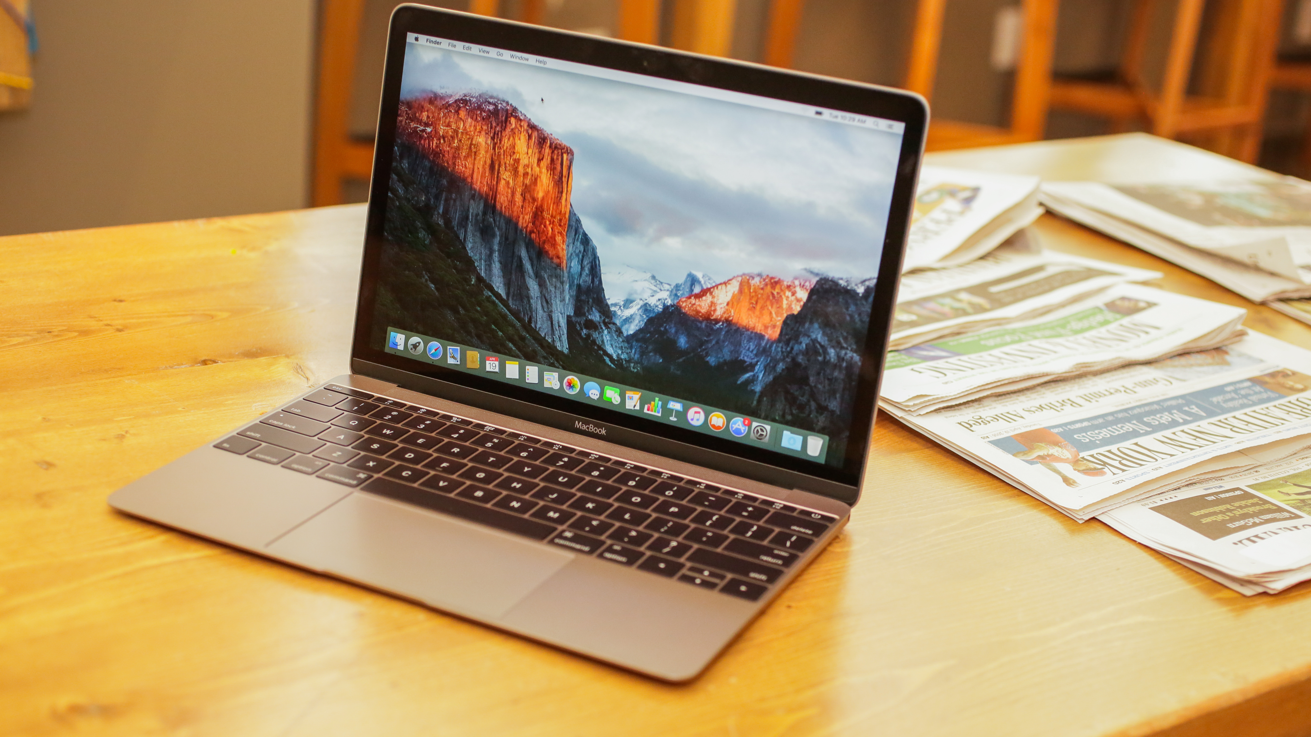 MacBook 2016 en buen estado con bisagras ligeramente sueltas en República Dominicana