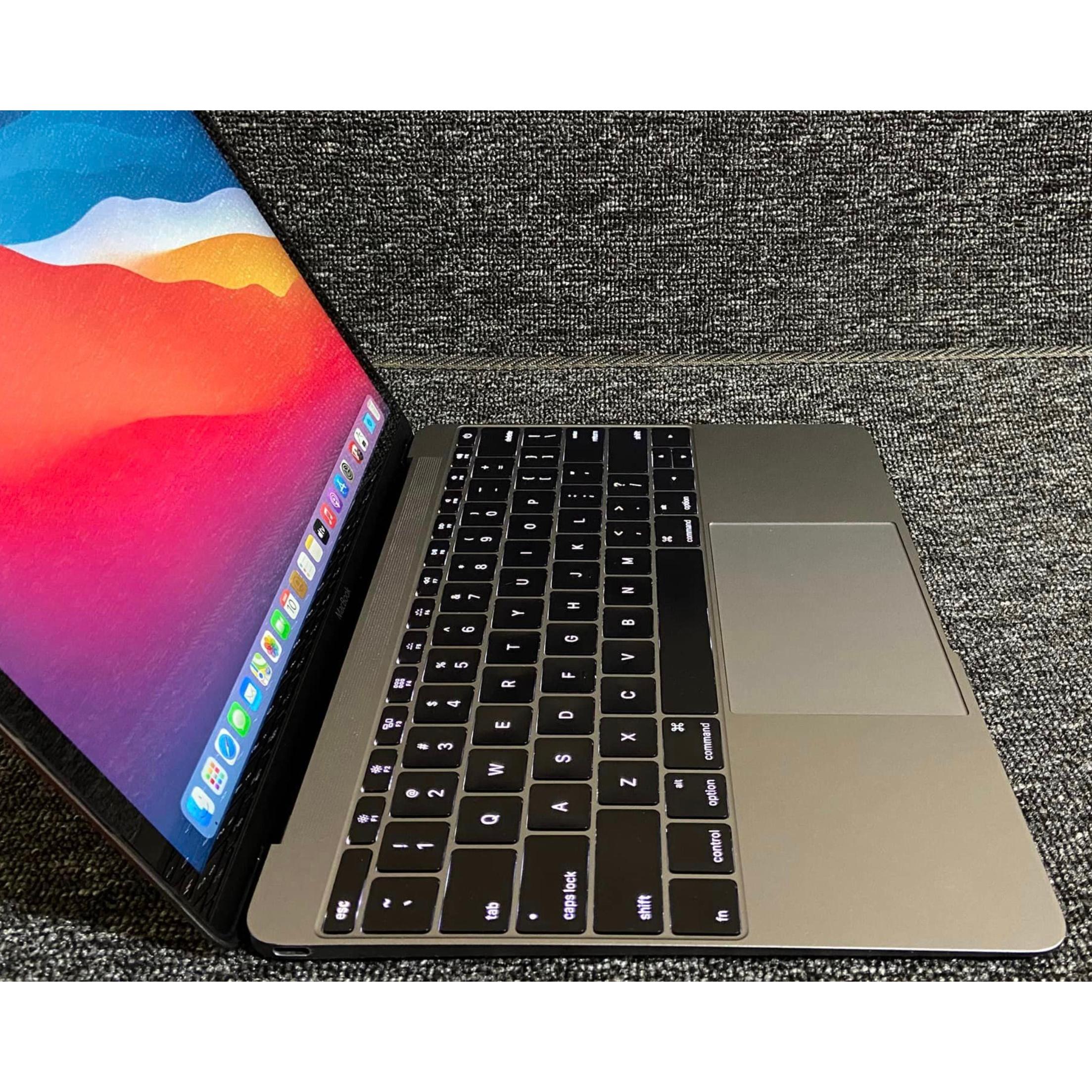 MacBook 2016 en buen estado con bisagras ligeramente sueltas en República Dominicana