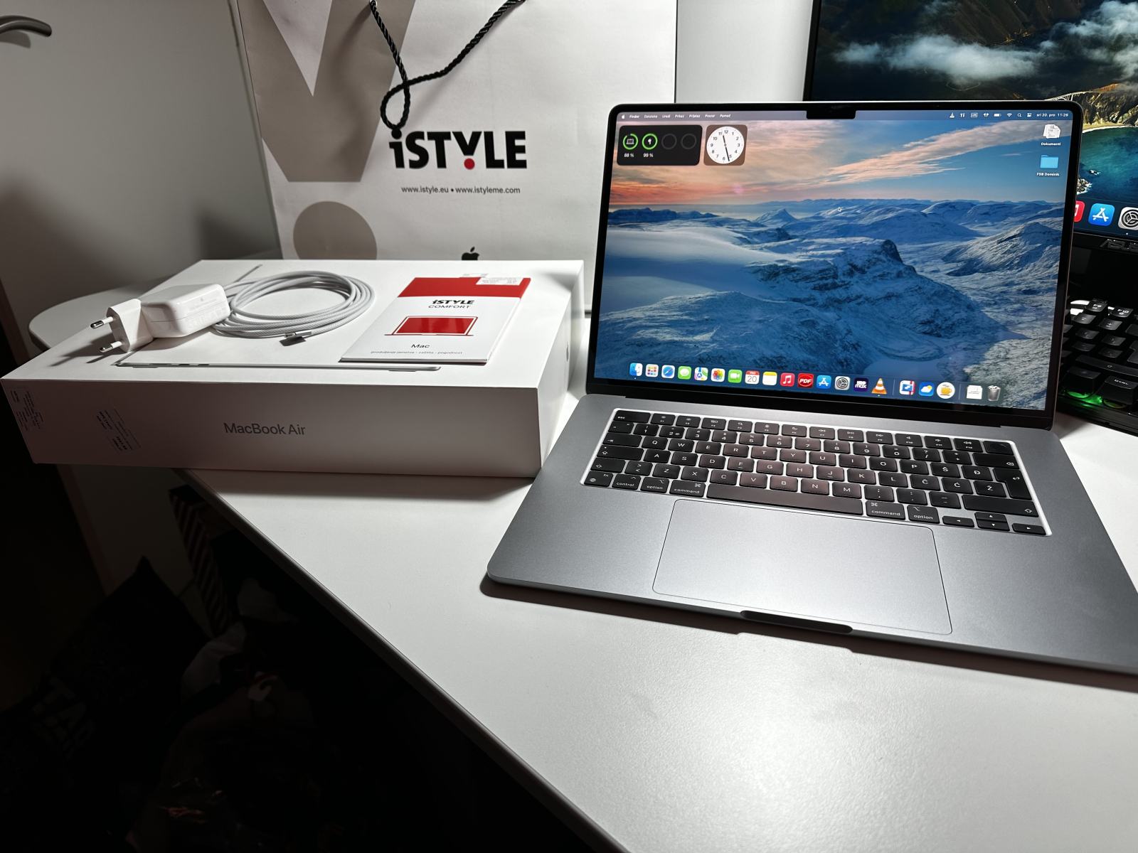 Apple MacBook Air M2 de 15 pulgadas con 512GB SSD y 8GB RAM, nueva en caja
