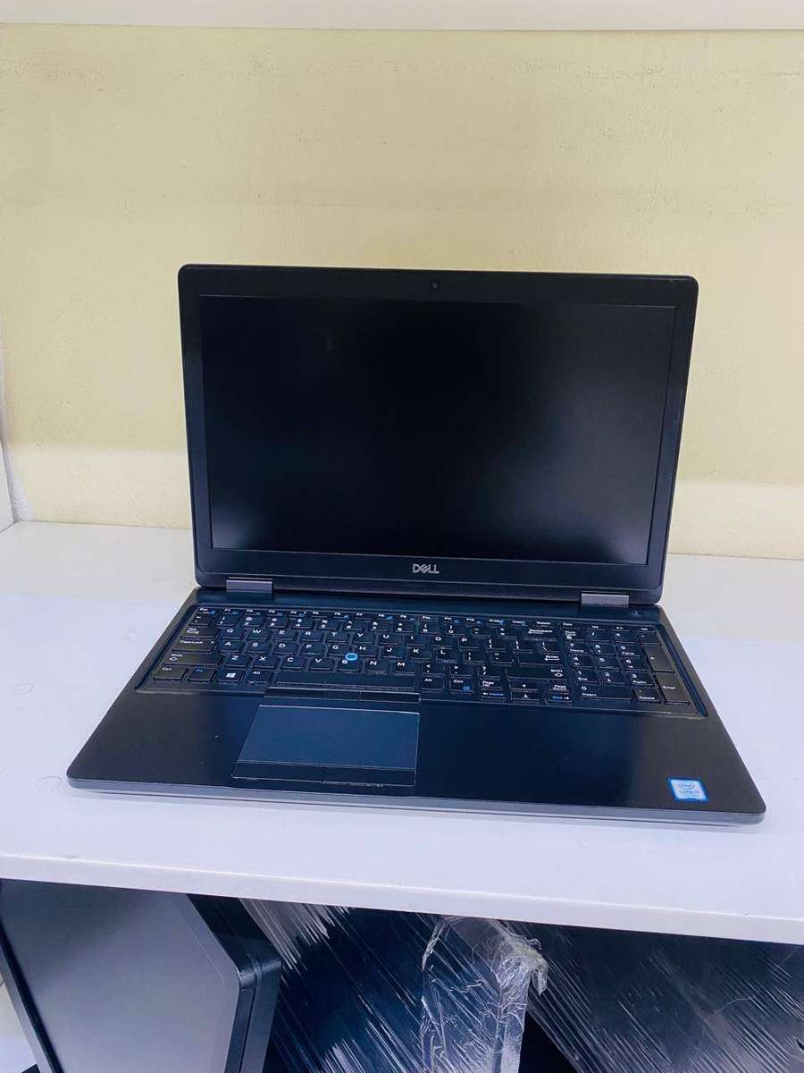 Laptop Dell 5580 17" Core i7 7820HQ 2.9GHz RAM 16GB DDR4 SSD 256GB NVIDIA 2GB