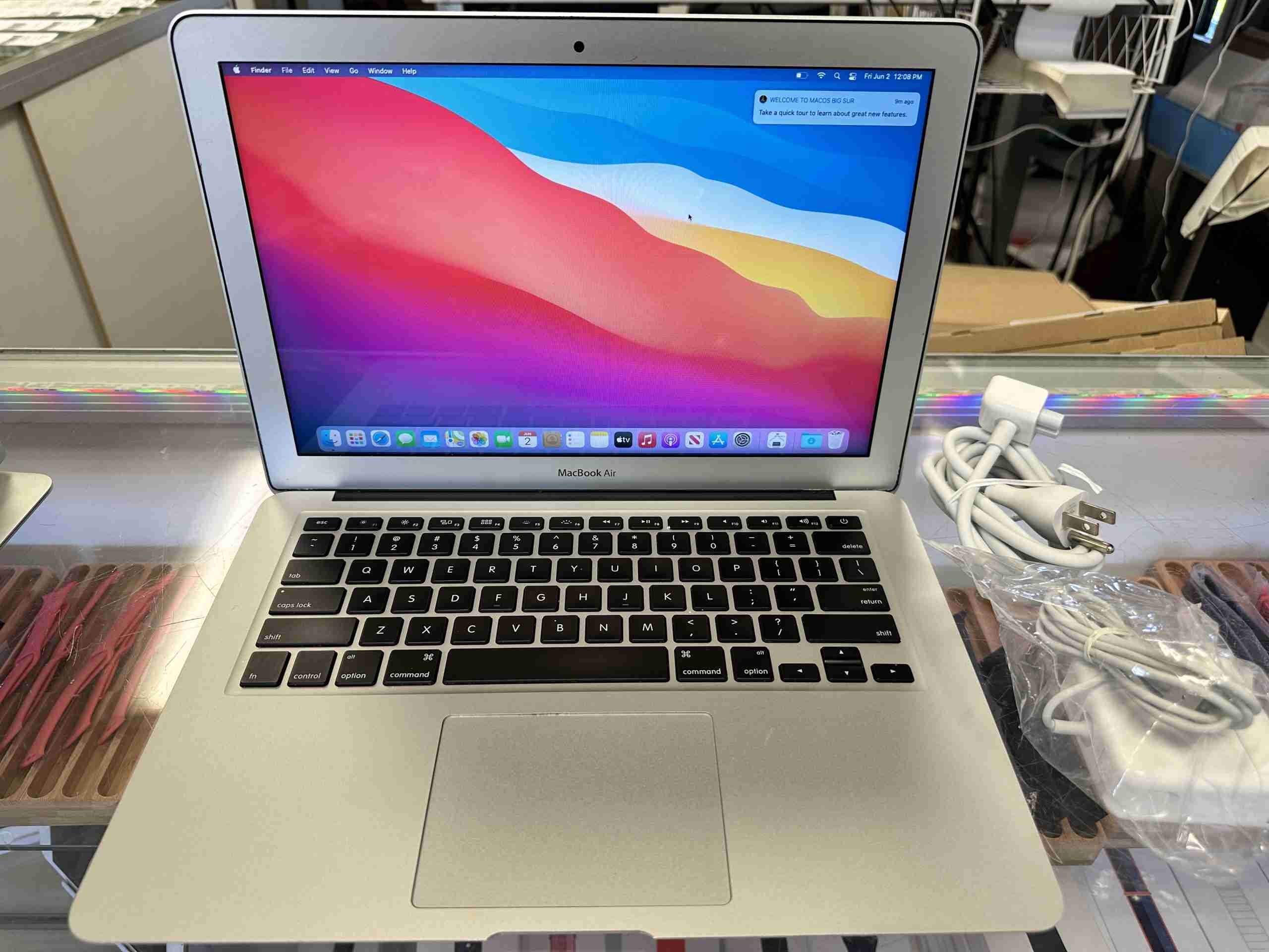 MacBook Air 13" 2017 con 8GB RAM y 128GB SSD en buen estado