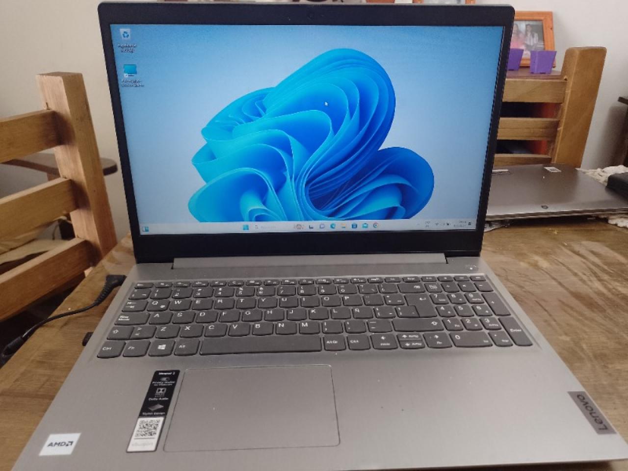 Laptop Lenovo en excelente estado con poco uso, 4GB RAM
