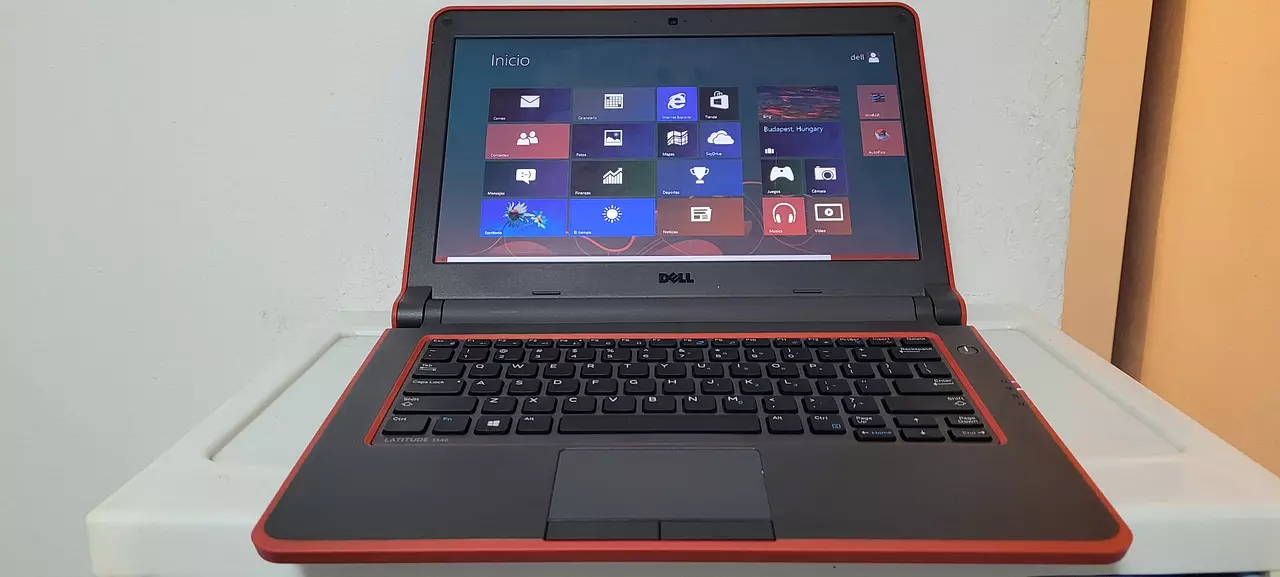 Laptop Dell 3340 roja 14" Intel Core i3 8GB RAM 500GB HDMI en República Dominicana